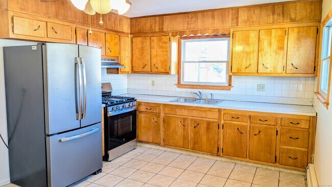 Building Photo - 24 Hoyt St