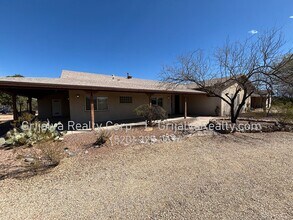 Building Photo - Huge Retreat Style Property for Rent in Ce...