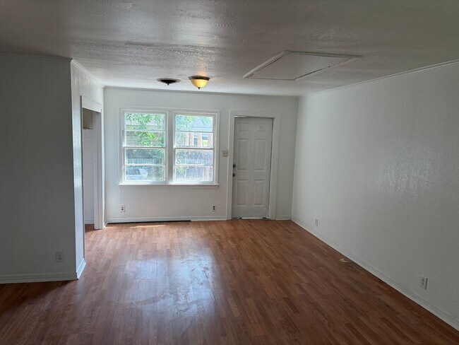 Building Photo - Cute Two Bedroom Home