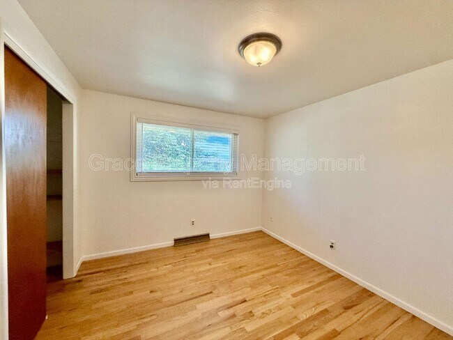 Building Photo - 1125 W 8th Ave Dr