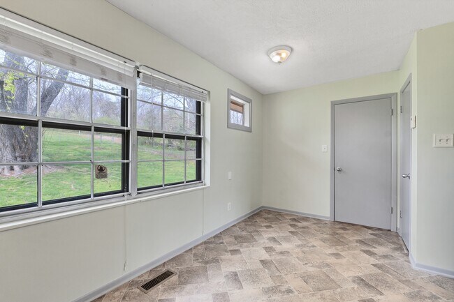 Building Photo - 8848 W Simpson Rd