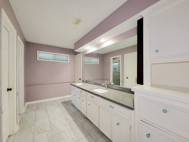 Building Photo - Amazing Cottage Charm Designer Home with Lush Landscaping, Sprinkler System, New Insulated Window...