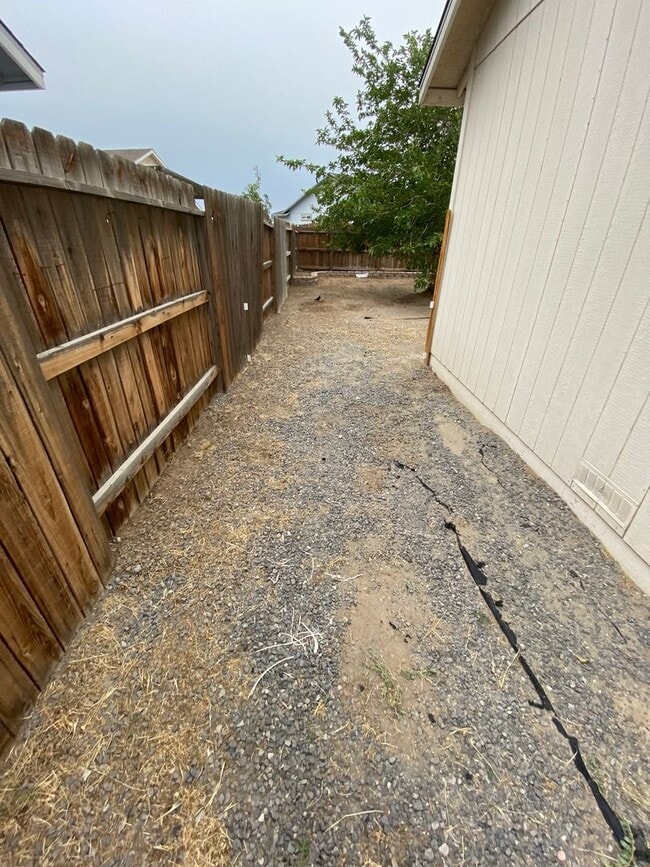 Building Photo - Charming 3 Bedroom