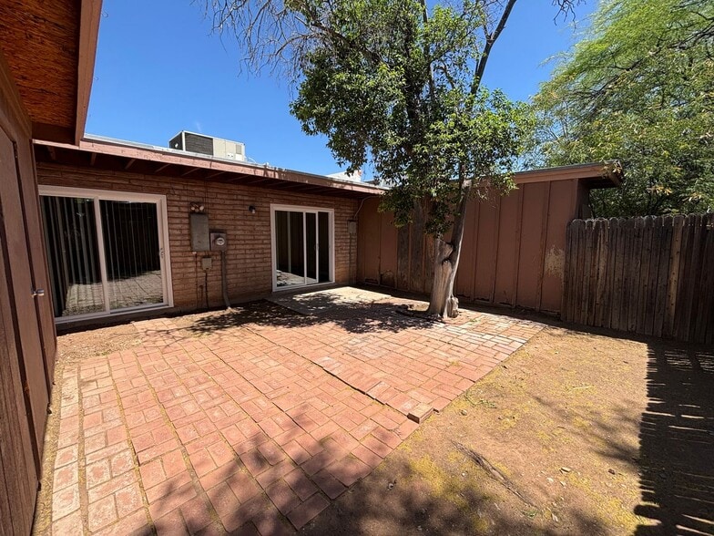 Building Photo - 3960 E Flower St