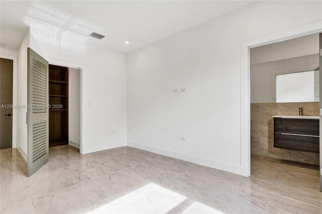 Building Photo - 2887 SW 33rd Ave