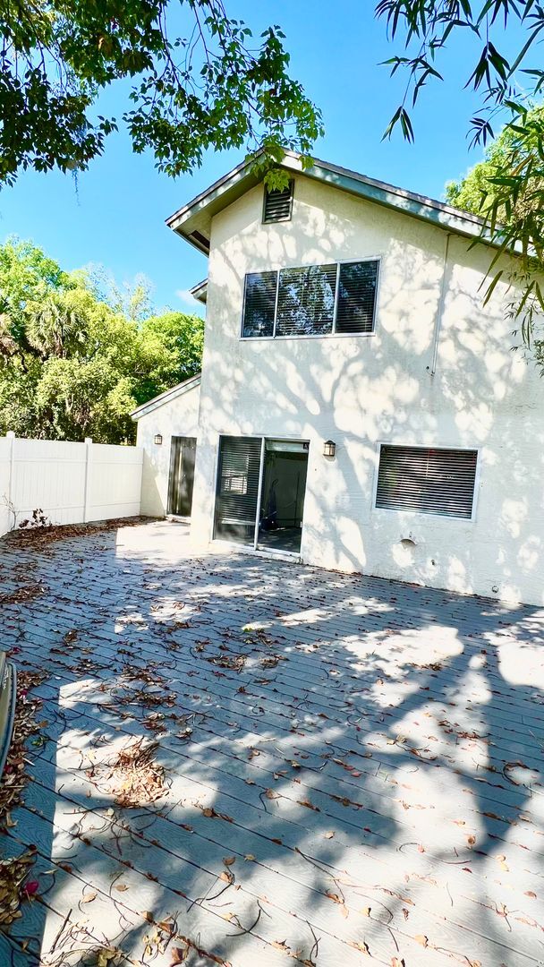 Building Photo - 621 Landings Pl