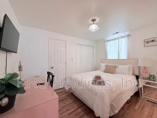 Building Photo - 617 E Cabarrus St