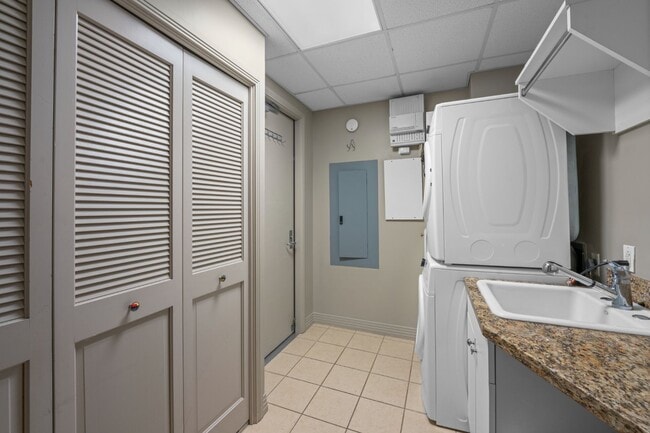 Building Photo - Gorgeous Park Laurel condominium