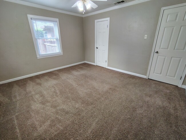 Building Photo - 404 Camellia Way