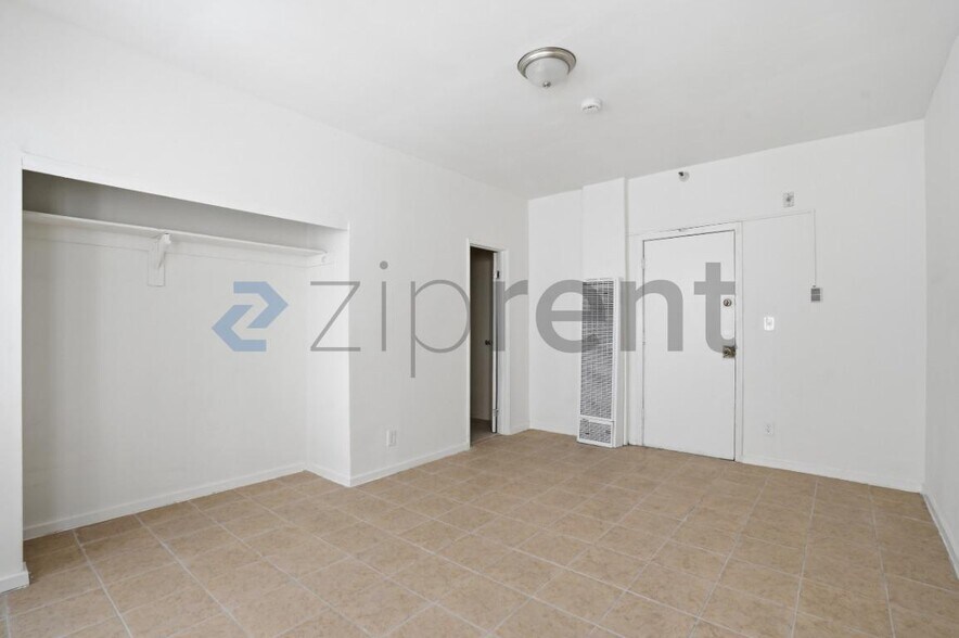 Building Photo - Unit 4