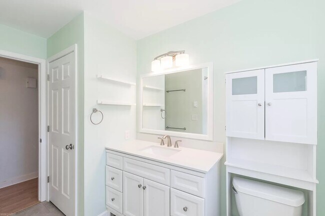 upstairs bathroom has a great - 1105 Golfview Dr