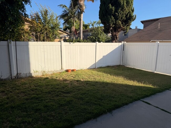 Building Photo - Two Story home - Three bedrooms, 2.5 baths near school and shopping