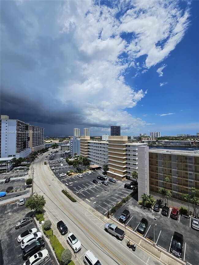 Building Photo - 401 Golden Isles Dr