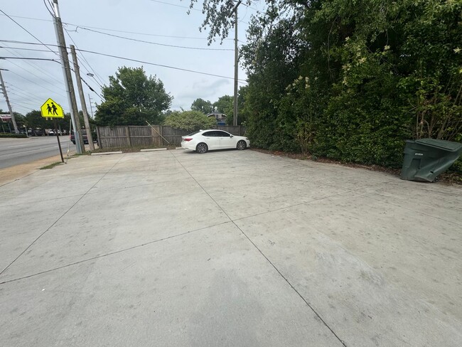 Building Photo - Modern Townhome in Rosewood – Walk to USC,...