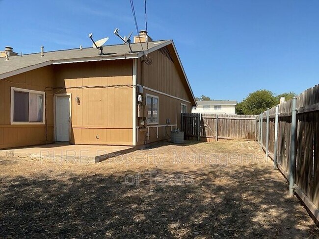 Building Photo - 801 Country Aire Dr