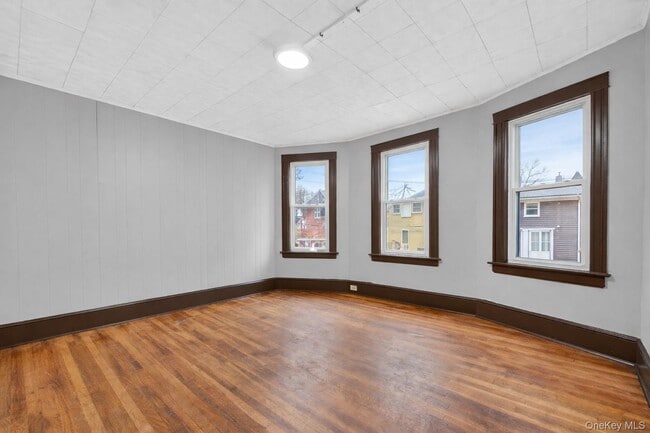 Building Photo - 148 Winnikee Ave