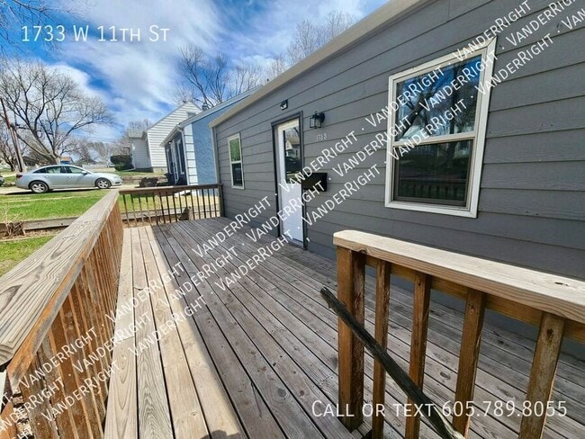 Building Photo - 1733 W 11th St