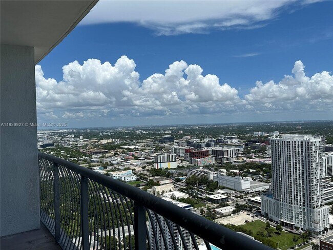 Building Photo - 1750 N Bayshore Dr