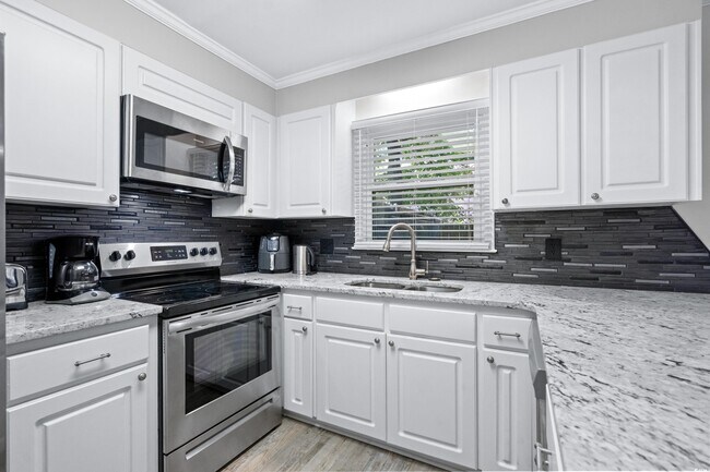 Building Photo - 715 Pine Dr