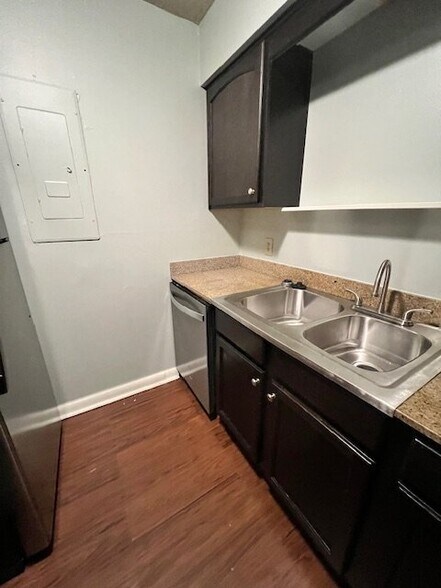 Building Photo - 503 E 6th St