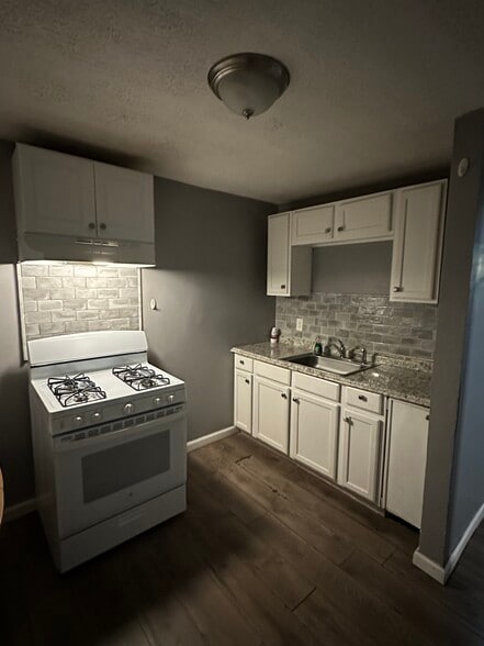 Kitchen - 405 Blatchley Ave