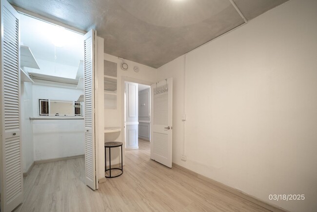 Building Photo - Fully Renovated! 1BR/1BA/1PKG in the heart...