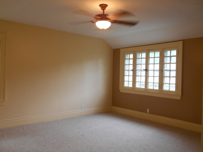 Apt D Master Bedroom - Hedstrom Manor Estates