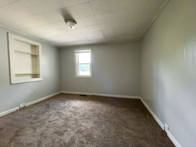 Building Photo - Spacious Three Bedroom Two Bath Home