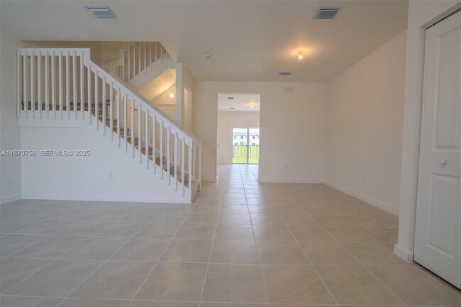 Building Photo - 2796 SE 26th Ave