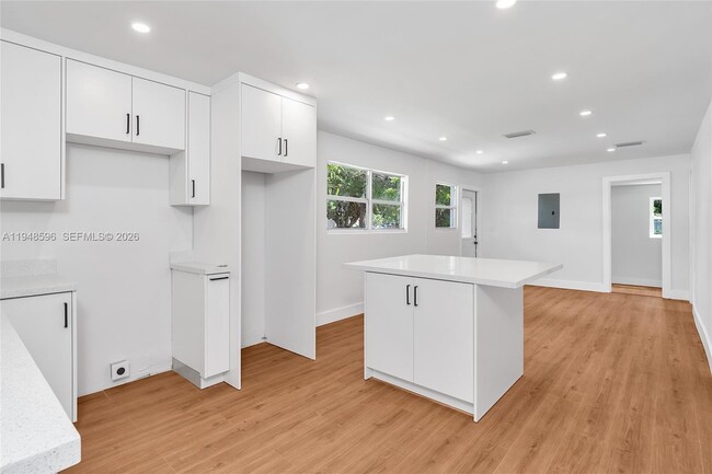 Building Photo - 1046 Jann Ave