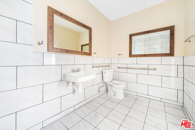 Building Photo - 1002 E 33rd St