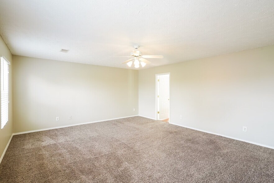 Building Photo - 2741 Sutherland Dr