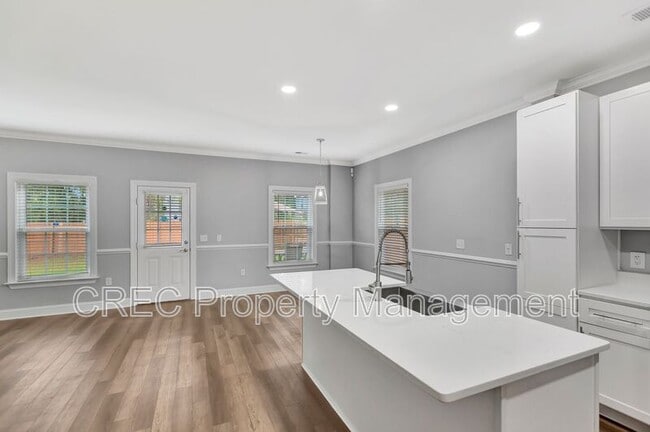 Building Photo - 2703 E Surrey Dr