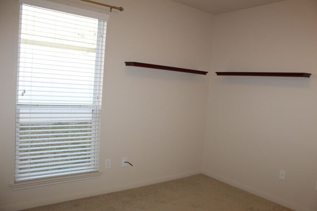 Building Photo - 4 BEDROOM, EASY COMMUTE