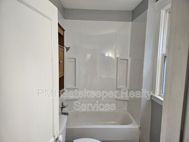 Building Photo - 5402 Rolston Ave
