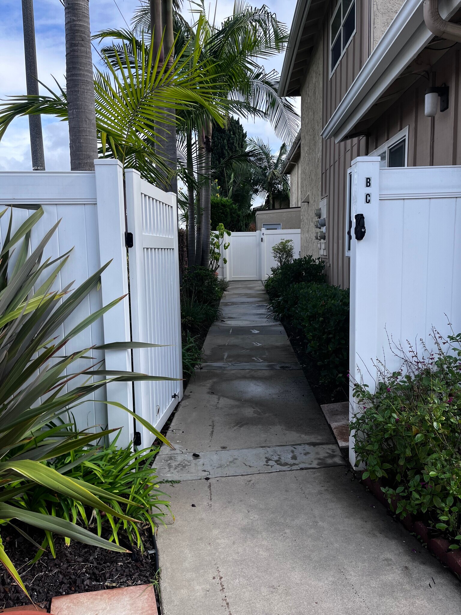 Building Photo - 16522 Hillview Cir