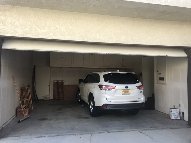 Building Photo - Pullman Duplex