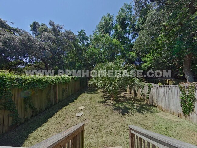 Building Photo - Spacious Dog-Friendly Townhome | Minutes from Eglin AFB & Hurlburt Field