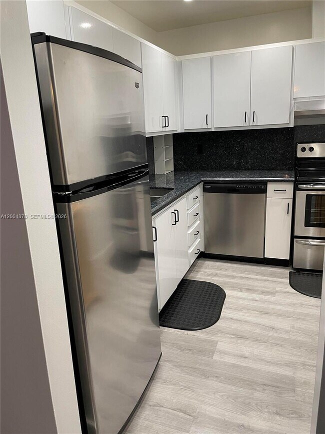 Building Photo - 6207 Bay Club Dr
