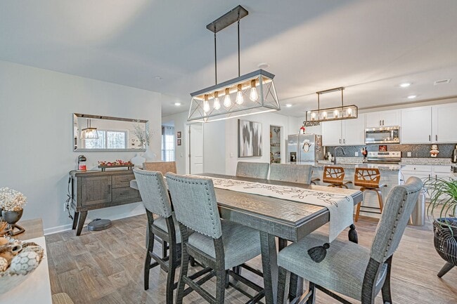 Building Photo - Spacious 4 bed, 2.5 bath Home with Neighbo...