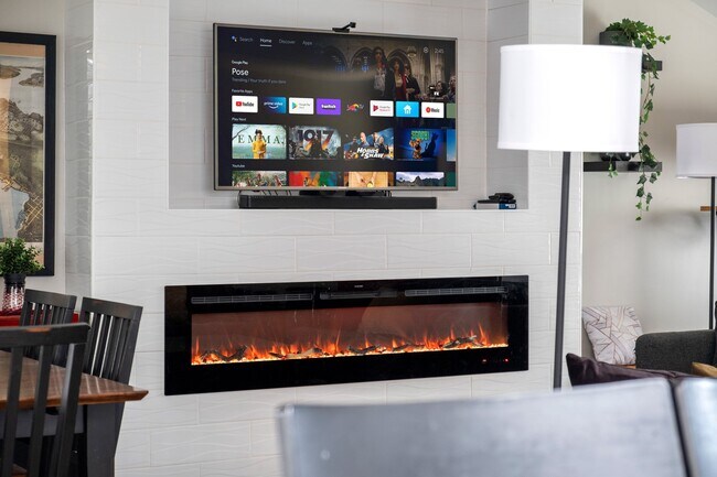 Smart TV, Bose sound system, and fireplace makes for an immersive and relaxing stay movie experience - 4206 N Winnifred St