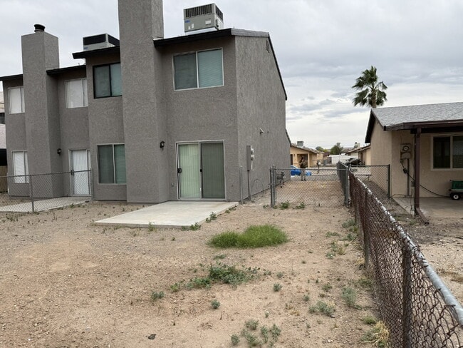 Building Photo - 3 bed 2 bath with garage $1,350 Rent