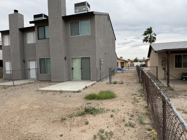 Building Photo - 3 bed 2 bath with garage $1,400 Rent