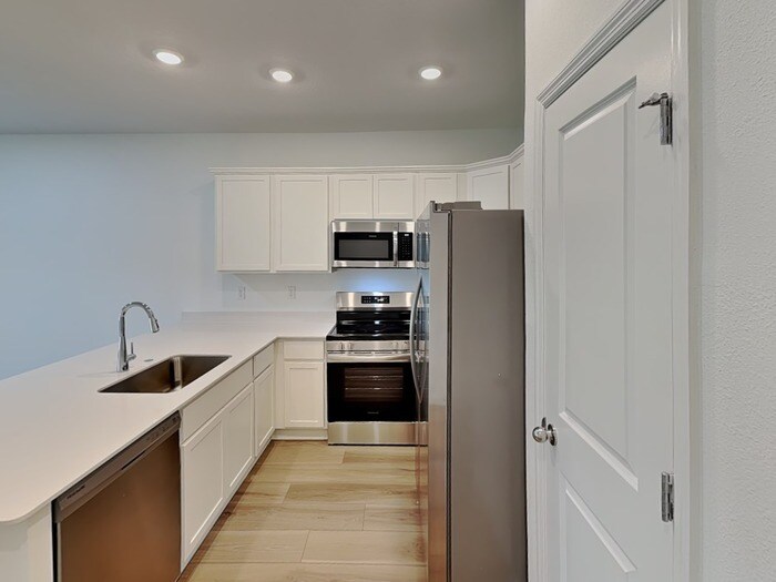 Building Photo - 594 Holly Lks Dr