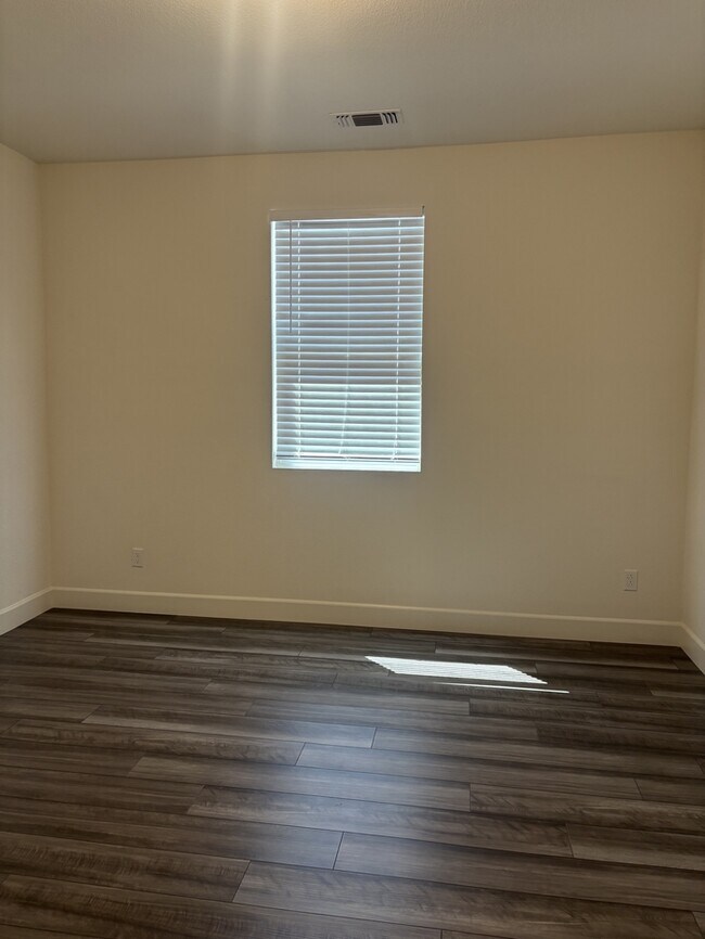 Building Photo - Beautiful 3 Bedroom 2 Bathroom Home