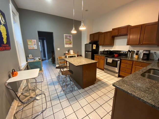Primary Photo - Beautiful 4 bed/1.5 bath Rental Mins. from...