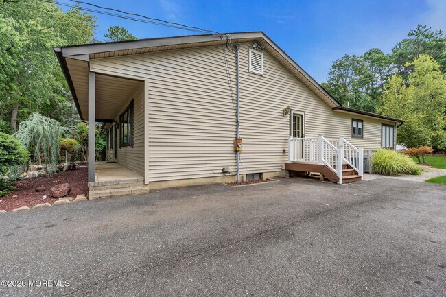 Building Photo - 819 Harmony Rd