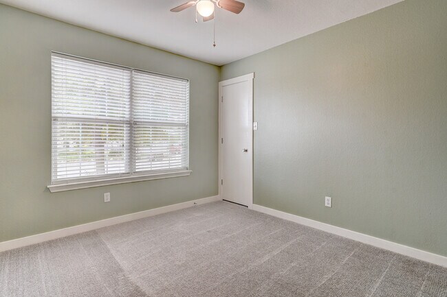 Building Photo - 707 Estancia Way