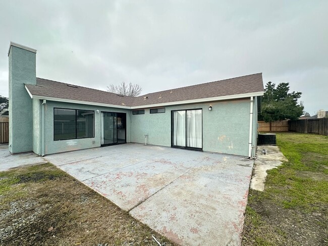 Building Photo - Four Bedroom