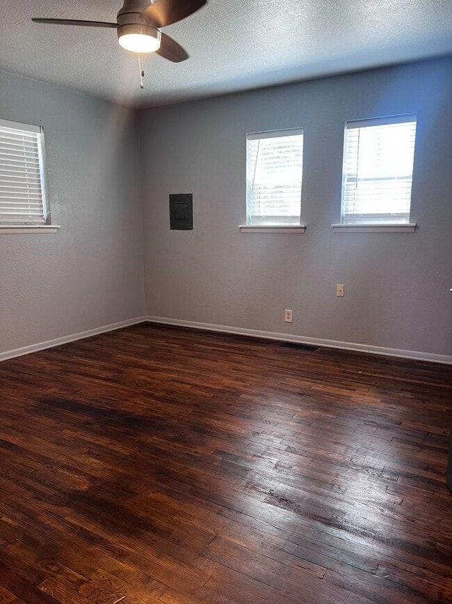 Building Photo - Remodeled 3 Bed 2 bath